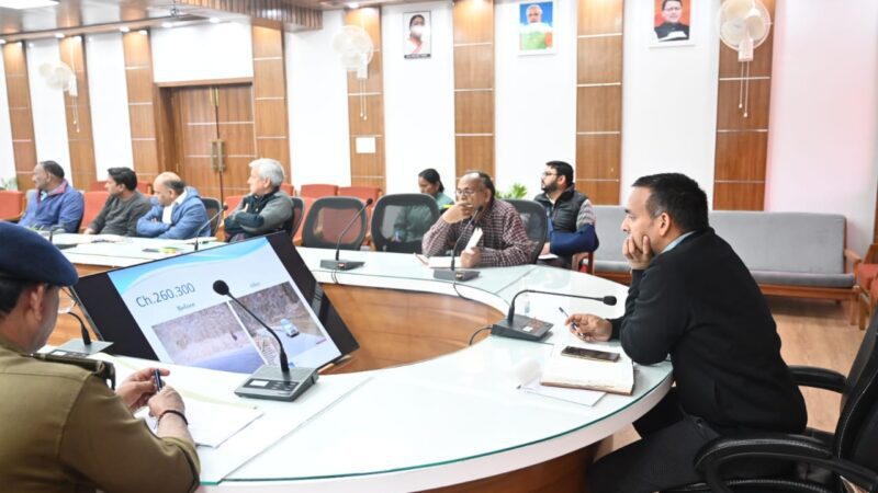 निर्देश: डीएम डाॅ गहरवार ने दिये ब्लैक स्पॉट के सुधारीकरण के निर्देश, सड़क सुरक्षा समिति की बैठक में लिया प्रगति का जायज़ा