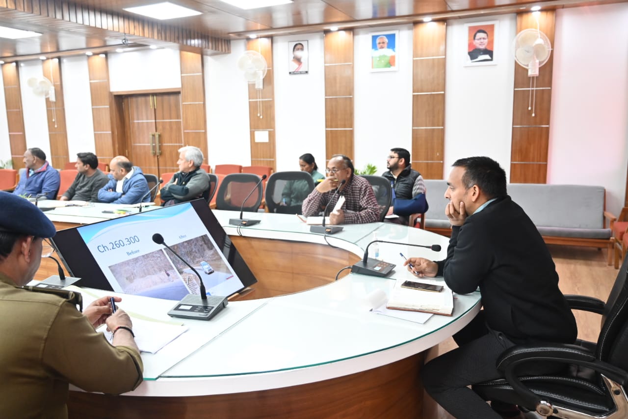 निर्देश: डीएम डाॅ गहरवार ने दिये ब्लैक स्पॉट के सुधारीकरण के निर्देश, सड़क सुरक्षा समिति की बैठक में लिया प्रगति का जायज़ा