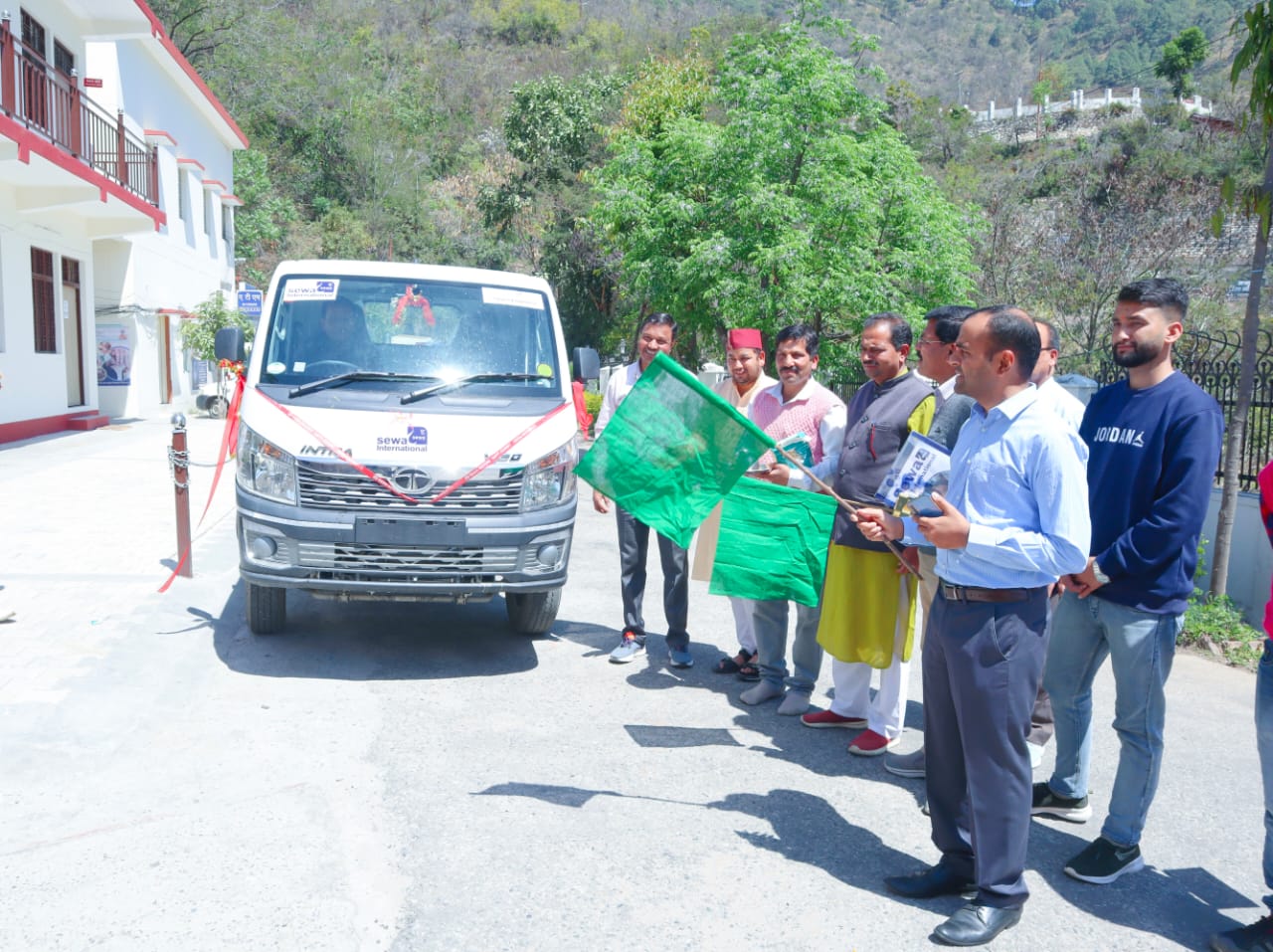 व्यवस्था: केदारनाथ यात्रा मार्ग पर प्लास्टिक कचरे का निस्तारण करेगी सेवा इंटरनेशनल संस्था, डीएम ने वाहन को दिखायी हरी झंडी