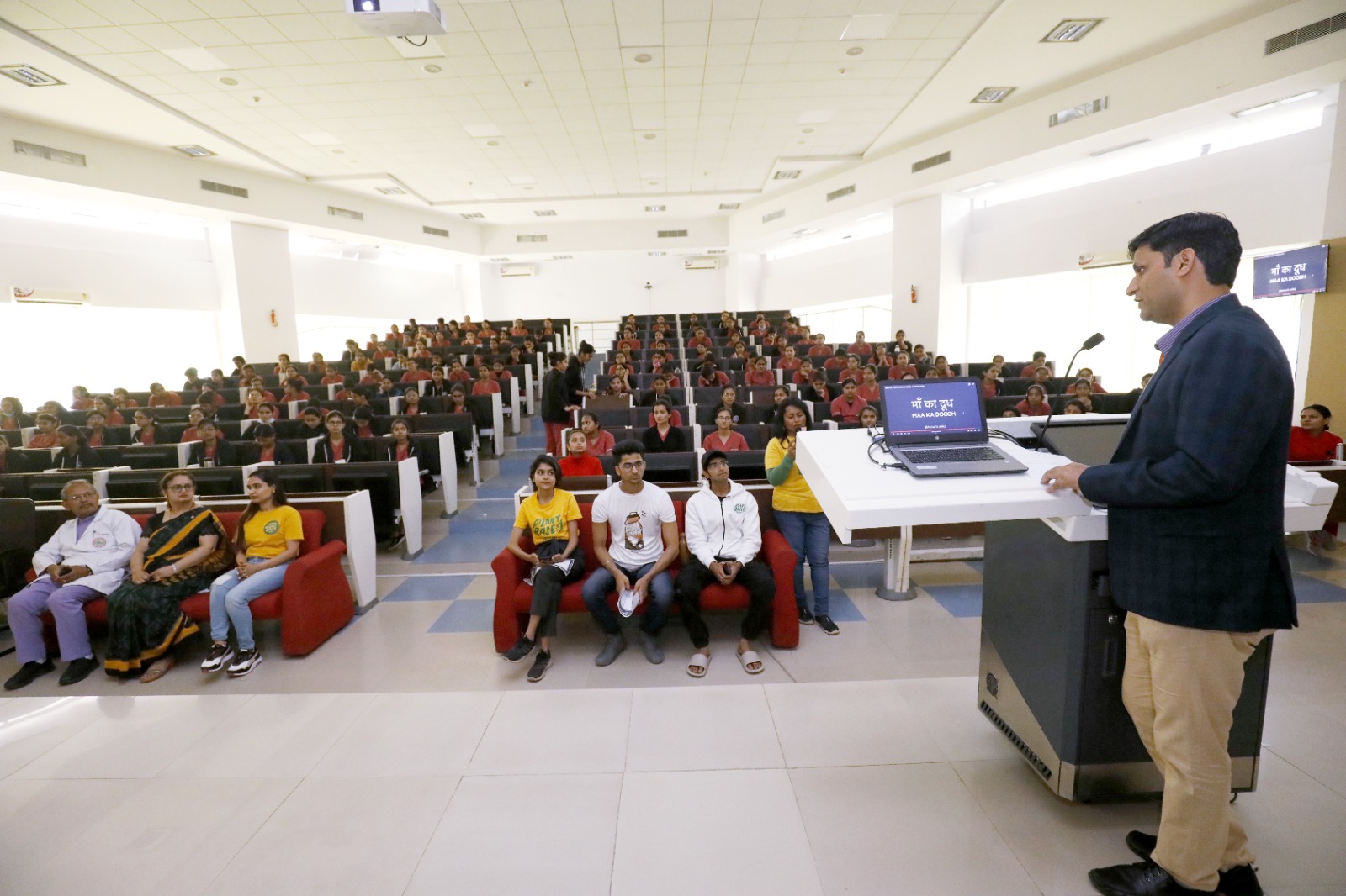 एम्स: पुरस्कार विजेता फिल्म ‘मां का दूध‘ की स्क्रीनिंग का आयोजन, डेयरी उद्योग में शोषणकारी प्रथाओं पर चोट