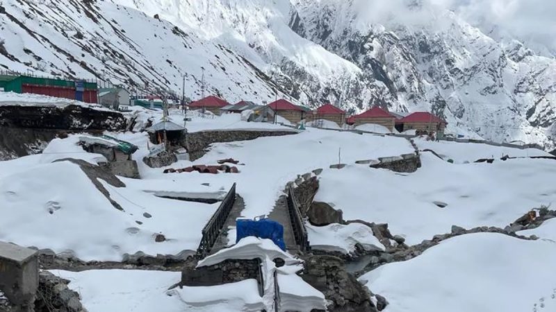 मौसम:  उत्तराखंड में भारी बारिश और बर्फबारी, तापमान में आई गिरावट