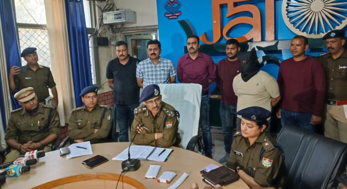 कमलेश हत्याकांड: पुलिस ने मामले का खुलासा करने के साथ ही आरोपी को किया गिरफ्तार