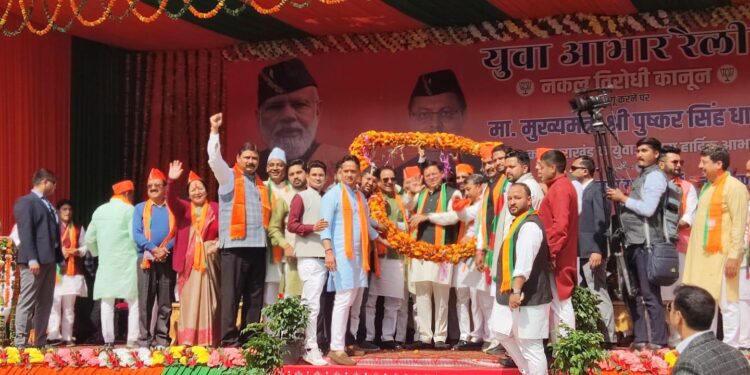 उत्साह: नकल विरोधी कानून के समर्थन में  आभार रैली, सीएम धामी का किया स्वागत