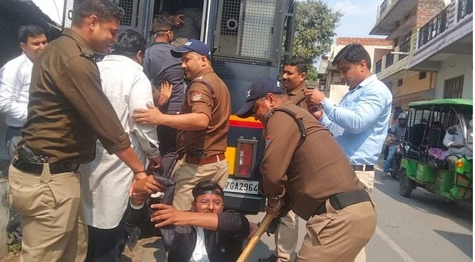 विरोध: सीएम धामी को काले झंडे दिखाने जा रहे थे कांग्रेसी, पुलिस ने लिया हिरासत में