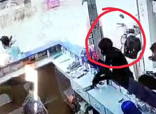 दुस्साहस:  दिन दहाड़े दुकान में घुसकर मोबाईल ले उड़ा चोर, सीसीटीवी कैमरे में  हुआ कैदकैद