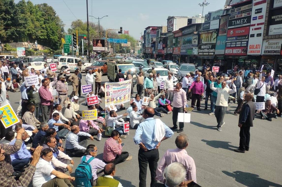 आक्रोश: पेंशनर्स ने ‘रास्ता रोको आंदोलन’ कर लगाया घंटाघर पर जाम, पुलिस ने की गिरफ्तारी