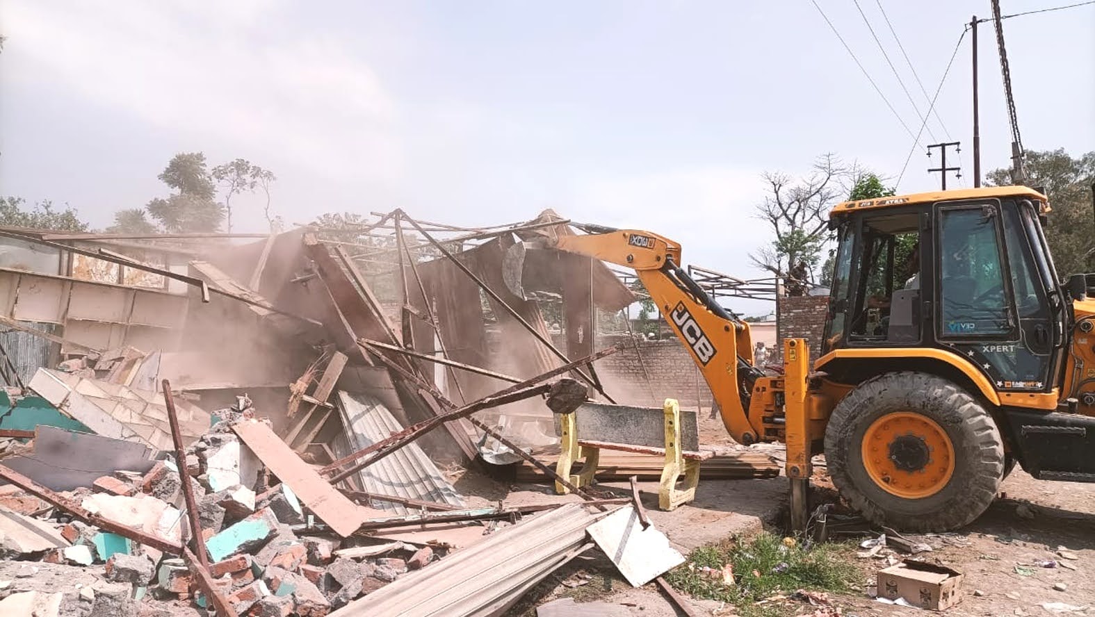 कार्रवाई: नहर किनारे अवैध कब्जों पर चला बुल्डोजर, 600 परिवारों को दिया गया था नोटिस