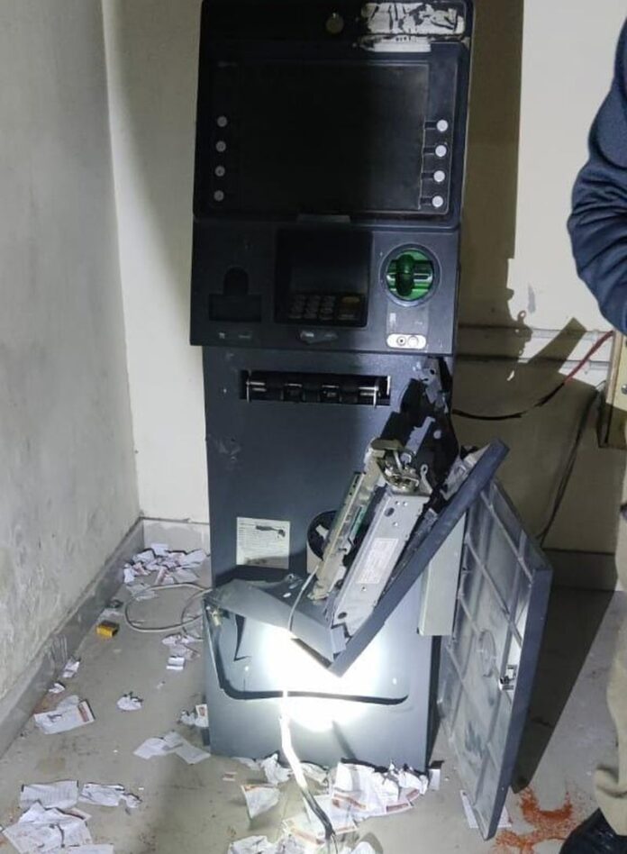 शिकंजा:  एटीएम लूटने आये पांच बदमाश चढ़े पुलिस के हत्थे, तमंचे-कारतूस सहित अन्य सामान बरामद