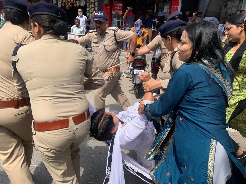 ब्रेकिंग न्यूज: गृहमंत्री शाह के हरिद्वार आगमन का महिला कांग्रेस ने किया कड़ा विरोध, ज्योति रौतेला समेत कई कार्यकर्ता गिरफ्तार