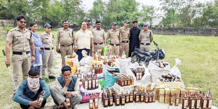 शिकंजा: अंग्रेजी नकली शराब का जखीरा बरामद, दो तस्कर भी गिरफ्तार
