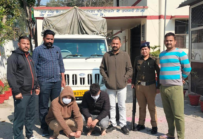 शिकंजा: पुलिस और एसटीएफ टीम के हत्थे चढ़े दो तस्कर,  60 पेटी अंग्रेजी शराब  बरामद