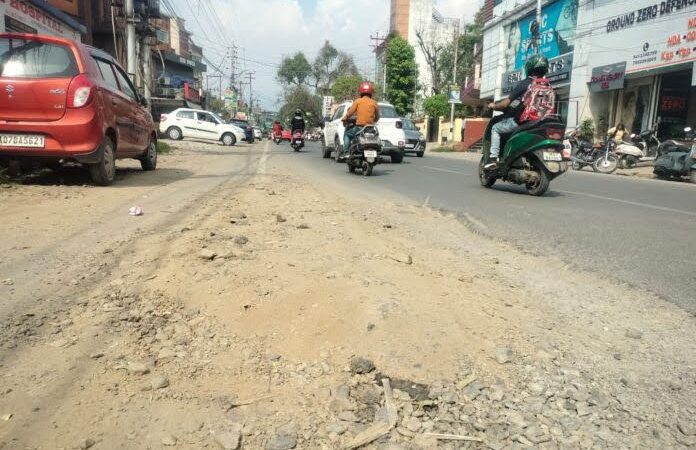हालात: स्मार्ट सिटी के निर्माण कार्यों की कलई खोल रहे हैं दून शहर के कई प्रमुख मार्ग