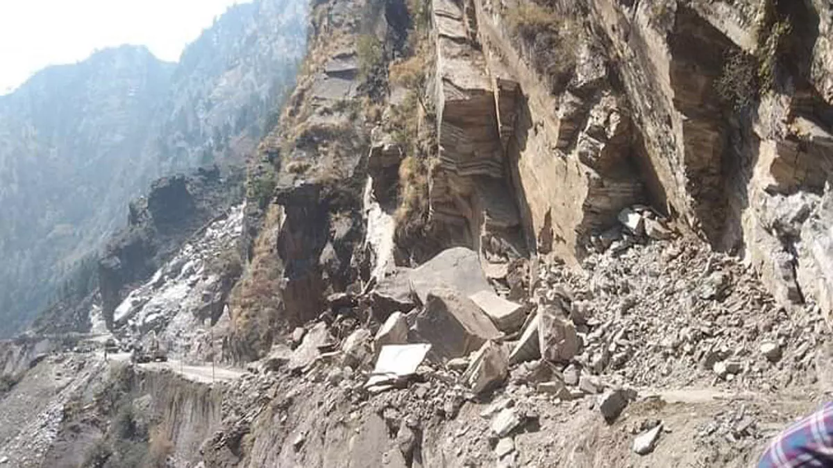 आफत:  बदरीनाथ हाईवे पर आया भारी मलबा, हटाने में जुटा विभाग