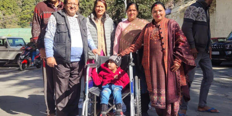 जनसेवा: हंस फाउंडेशन के सहयोग से दर्जन भर लोगों को दिये गये मुफ्त व्हील चेयर्स स्टिक और कान की मशीनें