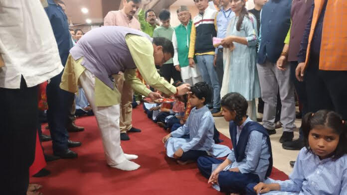 आस्था: मुख्यमंत्री धामी ने दिव्यांग बच्चों के बीच पहुंचकर किया कन्या पूजन