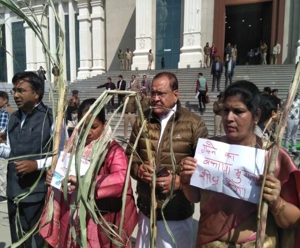 विधान सभा सत्र: सदन में विपक्ष का जोरदार हंगामा,कुछ विपक्षी विधायक एक दिन के लिए निलंबित