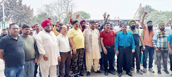 आक्रोश: कार्रवाई के विरोध में व्यापारियों का निगम गेट पर प्रदर्शन, गुमराह कर उजाड़ने का आरोप