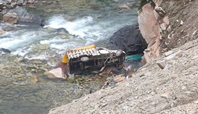किरसाली मार्ग पर नदी में गिरा पिकअप वाहन