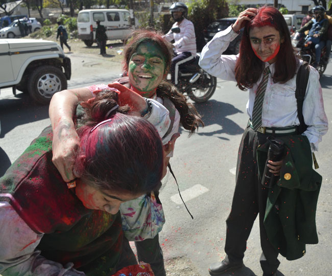 उत्तराखण्ड होली के जश्न में डूबा