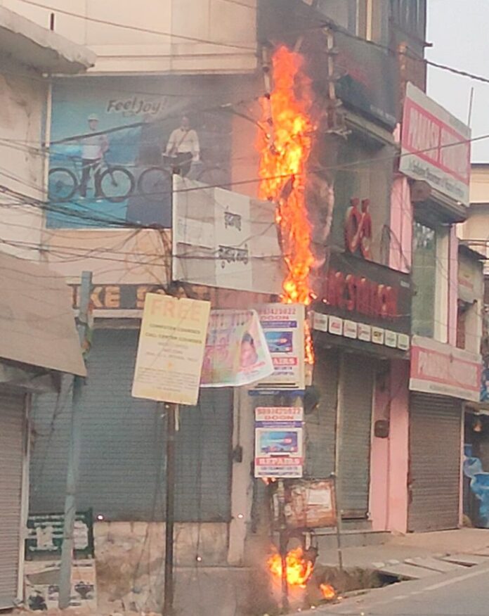 पोल में शाट सर्किट से लगी आग, अफरातफरी