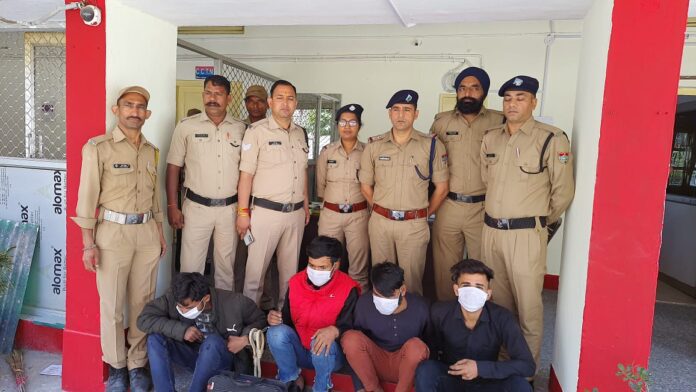 शिकंजा: बुर्जुग से बैग लूटकर फरार हुए चार बदमाश गिरफ्तार