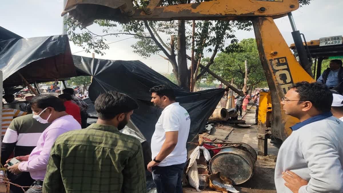 एक्शन: यहां अतिक्रमण पर चला बुलडोजर, मेला क्षेत्र और रोड़ी बेलवाला में ध्वस्त किए गए अवैध निर्माण