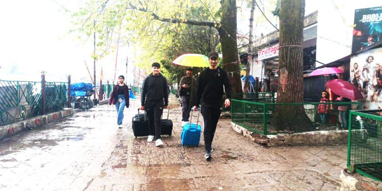 आफत: नैनीताल में मौसम खराब,ओलों के साथ जमकर बरसा पानी
