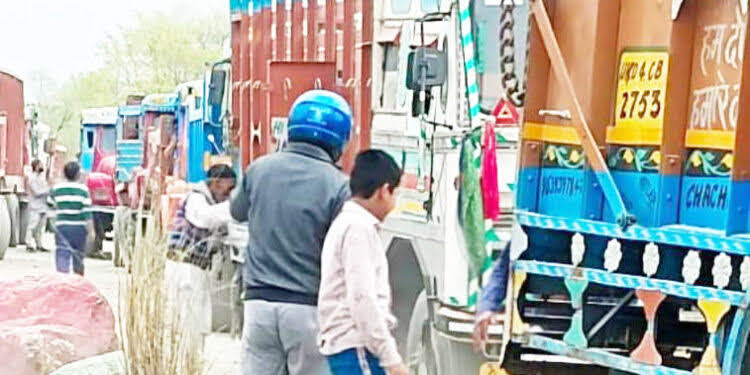 बदइंतजामी: खनन गेटों पर अव्यवस्था का माहौल, वाहनों की लग रही लंबी कतार