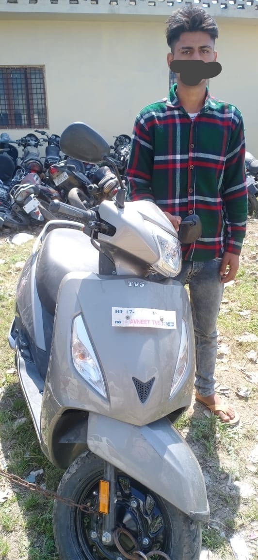 सफलता: चोरी की स्कूटी सहित वाहन चोर गिरफ्तार, पुलिस ने भेजा जेल