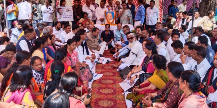 कांग्रेस: मोदी सरकार की बुद्धि-शुद्धि के लिए पार्टी कार्यकर्ताओं का सत्याग्रह