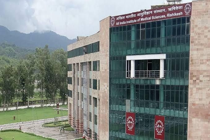 एम्स: हटाए गये आउटसोर्स सुरक्षाकार्मिकों के साथ संस्थान प्रशासन की वार्ता, समाधान की जगी उम्मीद