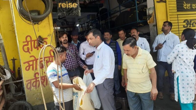 पहल: स्वच्छता अभियान के तहत डीएम अभिषेक रुहेला ने व्यावसायिक प्रतिष्ठानों को बांटे कूड़ा संग्रह बैग्स