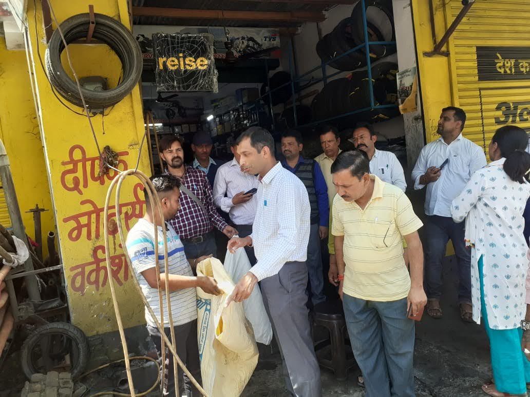पहल: स्वच्छता अभियान के तहत डीएम अभिषेक रुहेला ने व्यावसायिक प्रतिष्ठानों को बांटे कूड़ा संग्रह बैग्स