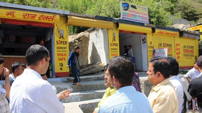 सुरक्षा: डीएम अभिषेक रूहेला ने दिये बाजार के भूस्खलन प्रभावित हिस्से को सुरक्षित बनाने के निर्देश