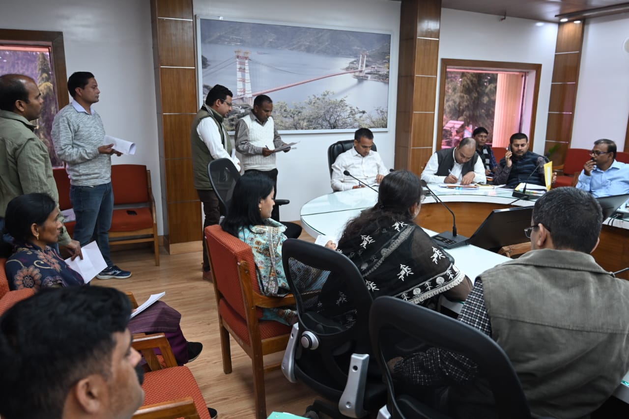 सुनवाई: डीएम ने जनता मिलन कार्यक्रम में सुनीं लोगों की शिकायतें, अधिकारियों को दिये जरूरी निर्देश