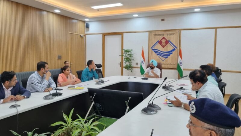 समीक्षा: मुख्य सचिव ने यातायात नियमों का सख्ती से पालन कराए जाने के दिए निर्देश
