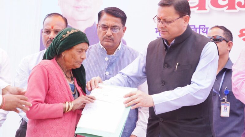 राज-काज: सीएम धामी ने किया राहत कार्यों का निरीक्षण, 13 परिवारों को प्रदान किये राहत राशि के चेक