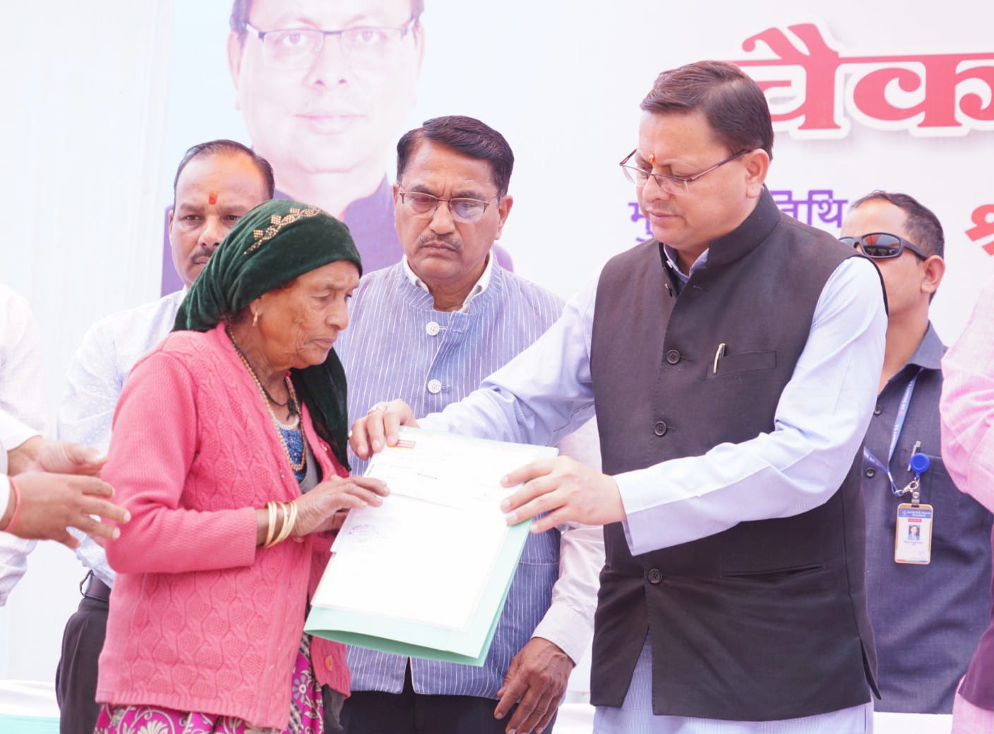 राज-काज: सीएम धामी ने किया राहत कार्यों का निरीक्षण, 13 परिवारों को प्रदान किये राहत राशि के चेक
