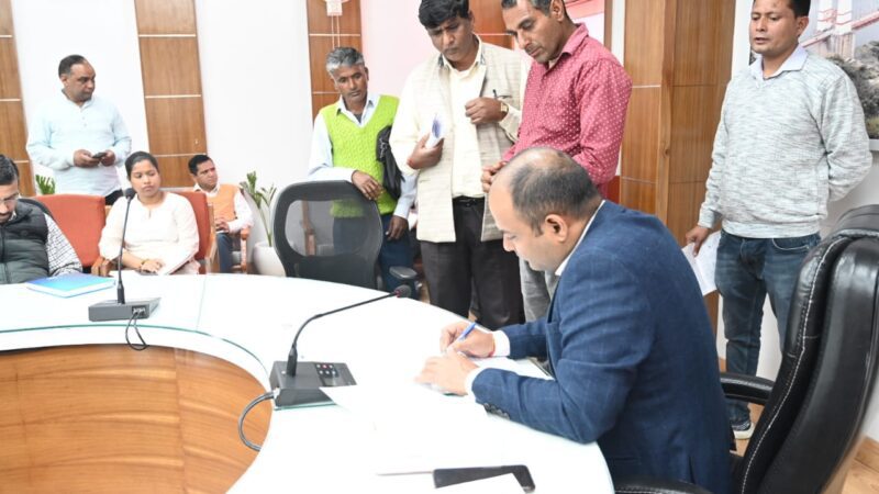 सुनवाई: सीडीओ की उपस्थिति में आयोजित जनता मिलन कार्यक्रम में किया गया लोगों की शिकायतों का निस्तारण