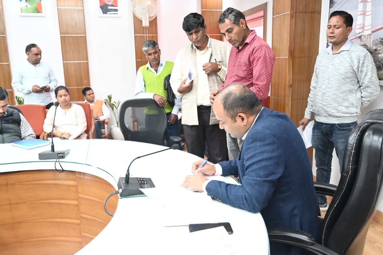 सुनवाई: सीडीओ की उपस्थिति में आयोजित जनता मिलन कार्यक्रम में किया गया लोगों की शिकायतों का निस्तारण