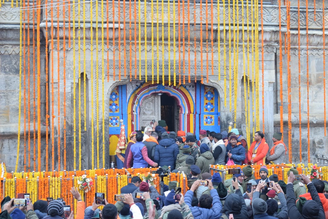 आस्था: श्रद्धालुओं के दर्शन के लिए खोले गये ग्यारहवें ज्योतिर्लिंग भगवान केदारनाथ धाम के कपाट