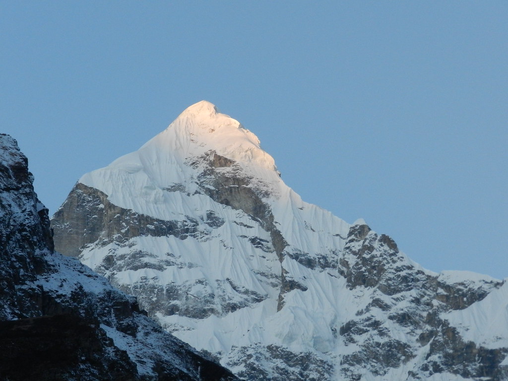 जोखिम: नीलकंठ पर्वत की तलहटी में हुआ हिमस्खलन, तीर्थयात्रियों को सावधान रहने की सलाह