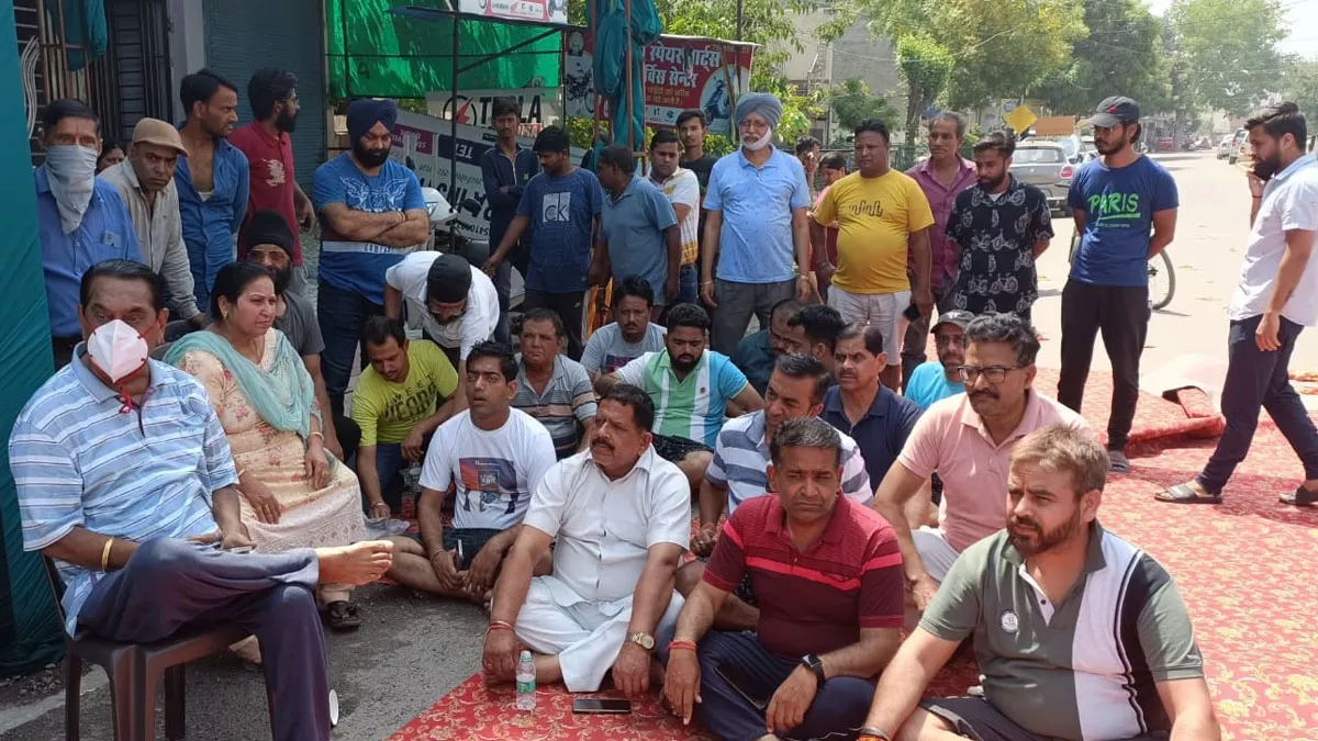 बेहड़ ने थानाध्यक्ष पर लगाया अभद्रता का आरोप, धरने पर बैठे