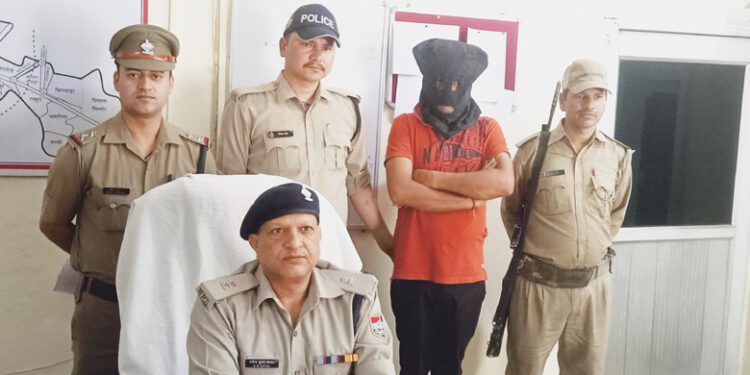 लाखों कीमती स्मैक व नगदी समेत एक दबोचा