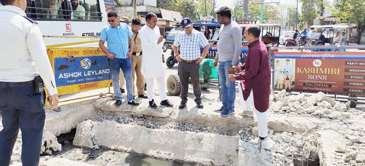 छह माह पूर्व बनीं पुलिया टूटी, निरीक्षण को पहुंची टीम