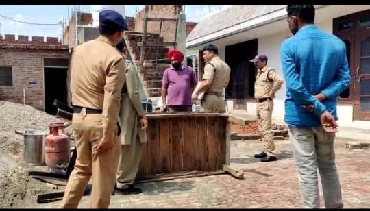 सख़्ती: चेक बाउंस मामले में आरोपी के घर की कुर्की, कोर्ट में नहीं हो रहा था पेश