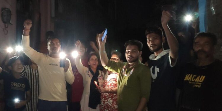 भीषण गर्मी में तीन घंटे बिजली कटौती से लोग परेशान, रात एक बजे प्रदर्शन