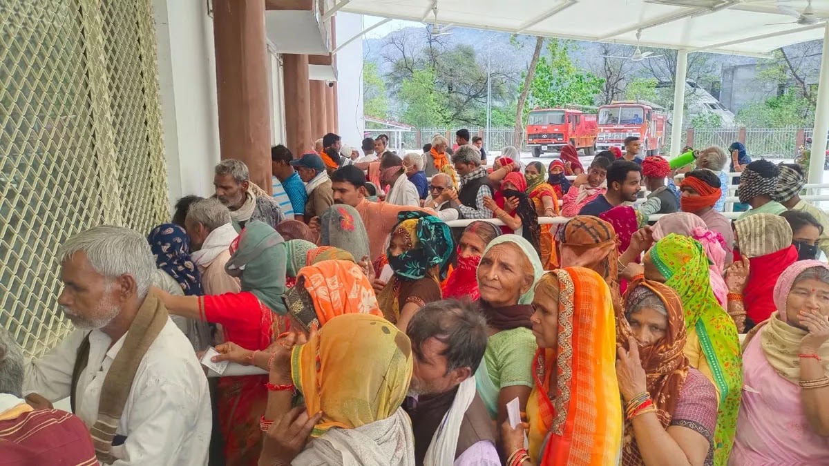 आस्था: चारधाम यात्रा का हुआ आगाज़, बसों को हरी झंडी दिखाकर सीएम धामी ने किया यात्रियों को रवाना