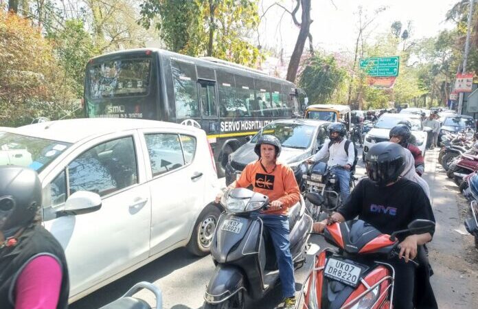 समस्या: स्कूलों की छुट्टी के समय शहर में हर तरफ जाम, सड़कों पर हुआ अतिक्रमण तो फुटपाथ हो गये गायब