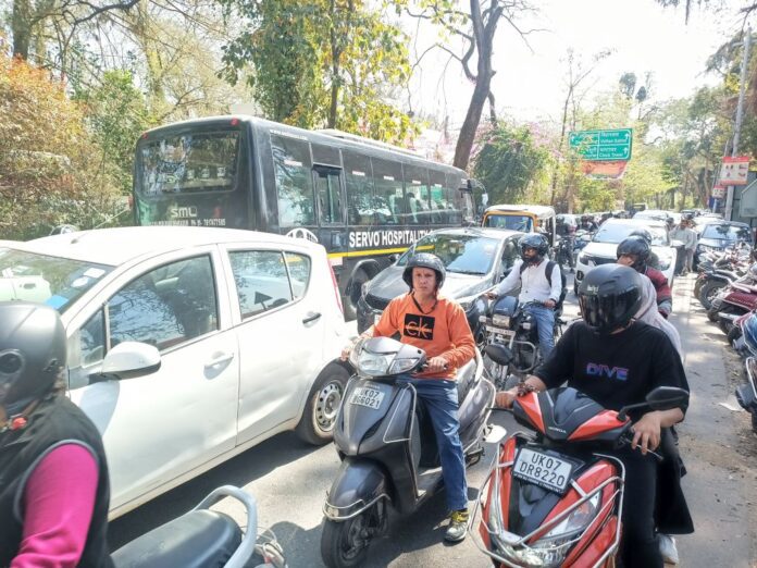 समस्या: स्कूलों की छुट्टी के समय शहर में हर तरफ जाम, सड़कों पर हुआ अतिक्रमण तो फुटपाथ हो गये गायब